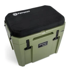 Petromax Kühlbox 25 Liter Oliv - Inkl. Sitzkissen, Haft-Unterlage Und Einsatzkorb -Campinggeschäfte Petromax kx25 seat b Sitzkissen fuer Kuehlbox oliv Seat