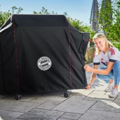 Rösle Abdeckhaube Für Videro G2/G2-S Gasgrill - FC Bayern Edition -Campinggeschäfte Roesle Abdeckhaube Videro FC Bayern Lifestyle