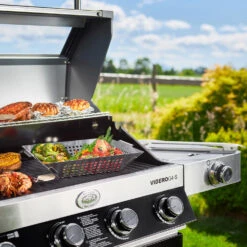 Rösle Gasgrill Videro G4-S VARIO+ Schwarz - Modell 2023 - X-DEAL Inkl. Abdeckhaube, Grillplatte Und Drehspieß 31 Rösle Gasgrill Videro G4-S VARIO+ Schwarz - Modell 2023 - X-DEAL Inkl. Abdeckhaube, Grillplatte Und Drehspieß -Campinggeschäfte Roesle Gasgrill Videro G4 S Mood Grillflaeche 1