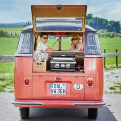 Rösle Gasgrill Videro G2-P Campinggrill 14 Rösle Gasgrill Videro G2-P Campinggrill -Campinggeschäfte Roesle Videro G2 P Camping Gasgrill Lifestyle01