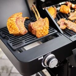 Rösle Gasgrill Videro G4-S Vario+ Nero Schwarz - Modell 2023 - X-DEAL Inkl. Abdeckhaube Und Grillplatte 31 Rösle Gasgrill Videro G4-S Vario+ Nero Schwarz - Modell 2023 - X-DEAL Inkl. Abdeckhaube Und Grillplatte -Campinggeschäfte Roesle Videro G4 S Vario NERO Primezone Gussrost 4