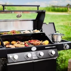 Rösle Gasgrill Videro G4-S Vario+ Nero Schwarz - Modell 2023 - X-DEAL Inkl. Abdeckhaube, Grillplatte Und Drehspieß -Campinggeschäfte Roesle Videro G4 S Vario NERO matt schwarz Grillflaeche 2