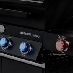 Rösle Gasgrill BBQ-Station Videro G4-S Vario+ Nero Schwarz - Modell 2023 - SMART Deal Inkl. Grillfürst Grill Control -Campinggeschäfte Roesle Videro G4 S Vario NERO matt schwarz beleuchtet 1