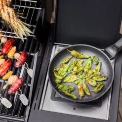 Rösle Gasgrill BBQ-Station Videro G4-S Vario+ Nero Schwarz - Modell 2023 - SMART Deal Inkl. Grillfürst Grill Control -Campinggeschäfte Roesle Videro Gasgril G4 S NERO Seitenkocher 1