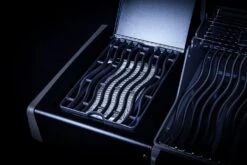 Napoleon Rogue SE 525 Gasgrill - All-black - Mit Sizzle Zone Und Heckbrenner - Grillfürst Edition Inkl. Grill Control Und Zubehörpaket - Smart Deal - Modell 2022 25 Napoleon Rogue SE 525 Gasgrill - All-black - Mit Sizzle Zone Und Heckbrenner - Grillfürst Edition Inkl. Grill Control Und Zubehörpaket - Smart Deal - Modell 2022 -Campinggeschäfte Sizzle Zone All Black 1