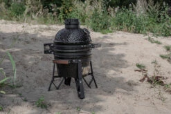 The Bastard Keramikgrill Classic Small - Schwarz Glänzend - Modell 2023 -Campinggeschäfte The Bastard Classic Small Kamado Grill Strand