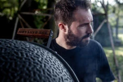 The Bastard Keramikgrill Urban XL - Complete - Schwarz Matt - Modell 2023 20 The Bastard Keramikgrill Urban XL - Complete - Schwarz Matt - Modell 2023 -Campinggeschäfte The Bastard Kamadogrill Urban XL Deckelgriff