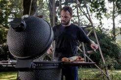 The Bastard Keramikgrill Urban XL - Complete - Schwarz Matt - Modell 2023 21 The Bastard Keramikgrill Urban XL - Complete - Schwarz Matt - Modell 2023 -Campinggeschäfte The Bastard Keramikgrill Urban XL Deckelscharnier