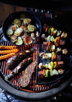 The Bastard Keramikgrill Classic Medium - Complete - Schwarz Glänzend - Modell 2023 -Campinggeschäfte The Bastard Medium Grillflaeche Pfanne 1