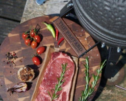 The Bastard Keramikgrill Urban Small - Schwarz Matt - Modell 2023 24 The Bastard Keramikgrill Urban Small - Schwarz Matt - Modell 2023 -Campinggeschäfte The Bastard Urban Small Keramikgrill Deckelgriff