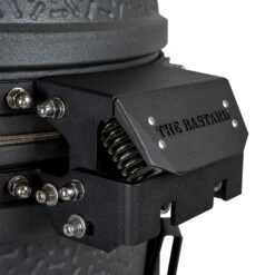 The Bastard Keramikgrill VX Medium - Complete - Schwarz Matt - Modell 2023 -Campinggeschäfte The Bastard VX Medium Detail Deckelschanier